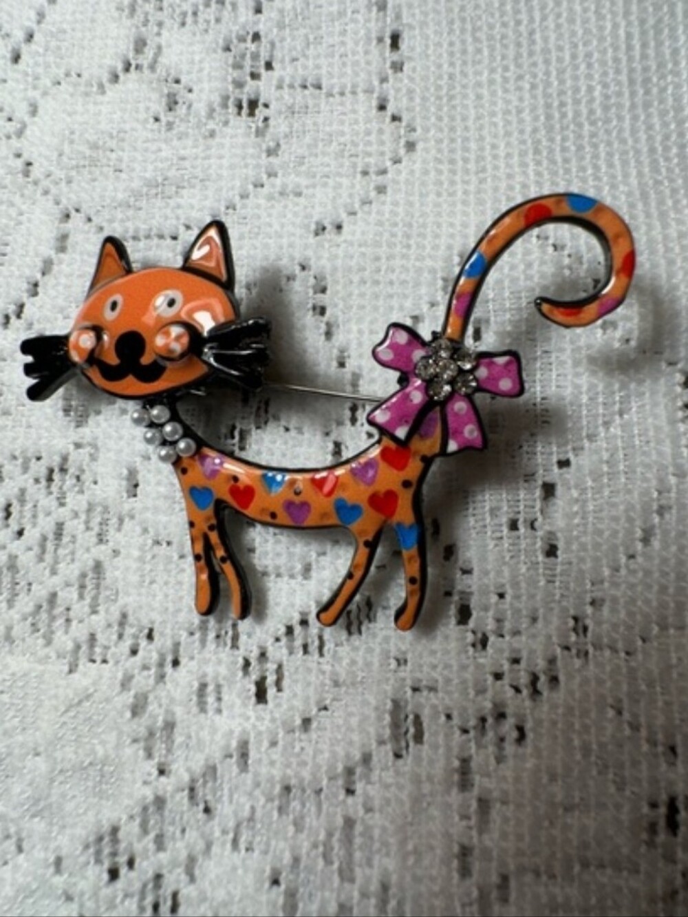 Whimsical Orange Heart-Pattern Cat Brooch Pin with Pink Bow - Picture 2 of 4